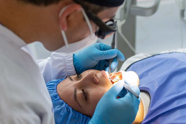 How An Emergency Dentist Treats A Swollen Jaw
